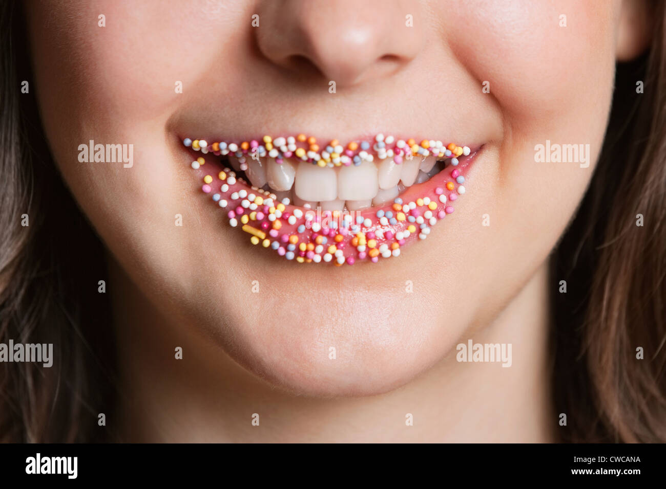 Cropped portrait of Middle Eastern woman avec saupoudrer candy lips Banque D'Images