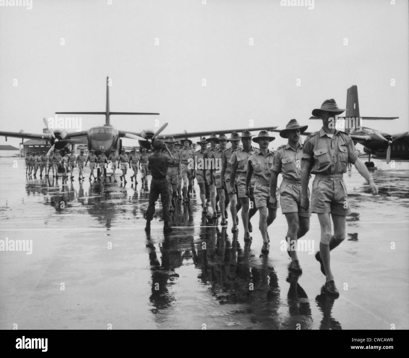 Royal Australian Air Force arrive à l'aéroport de Tan Son Nhut, Saigon, le 10 août 1964. Plus de 60 000 soldats se sont battus en Australie Banque D'Images