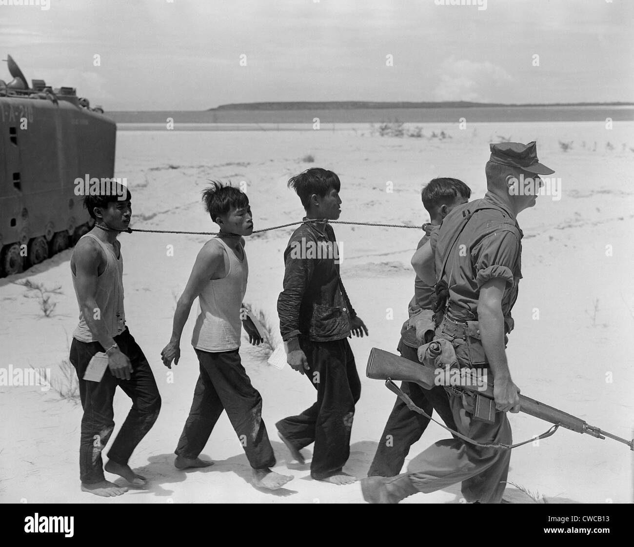 Prisonniers attachés ensemble par le cou. Prisonniers du Vietcong entraînés pour l'évacuation. Les quatre étaient des combattants de l'ancien combattant avec de vieux bullet Banque D'Images