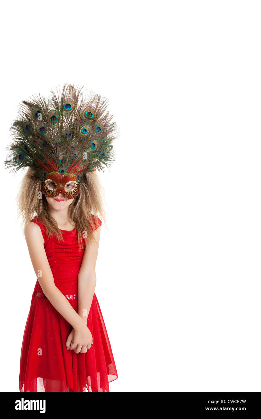 Portrait de jeune fille en rouge tenue porter peacock masque sur fond blanc Banque D'Images
