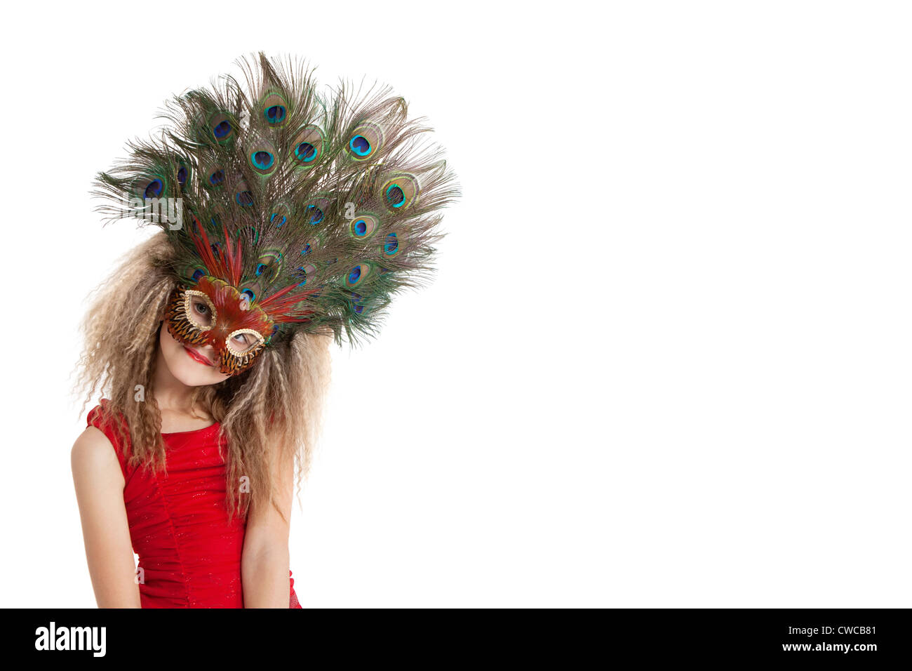 Portrait d'une jeune fille à plume de paon masque sur fond blanc Banque D'Images