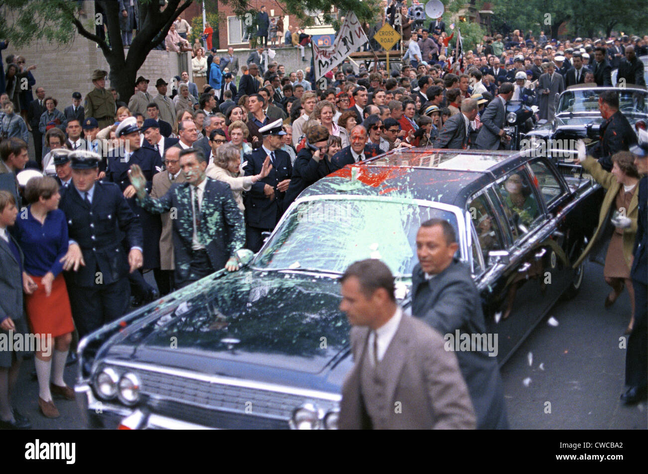 Défilé du Président Lyndon Johnson attaqué par des manifestants contre la guerre du Vietnam à Melbourne, Australie. Manifestants ont lancé la peinture Banque D'Images