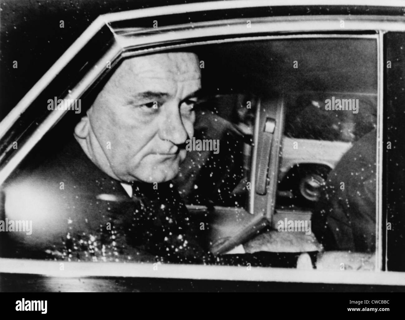 Le Président Lyndon Johnson, à moins de 24 heures après l'assassinat de Kennedy. Dans une voiture, éclaboussé l'ancien vice-JFK Banque D'Images