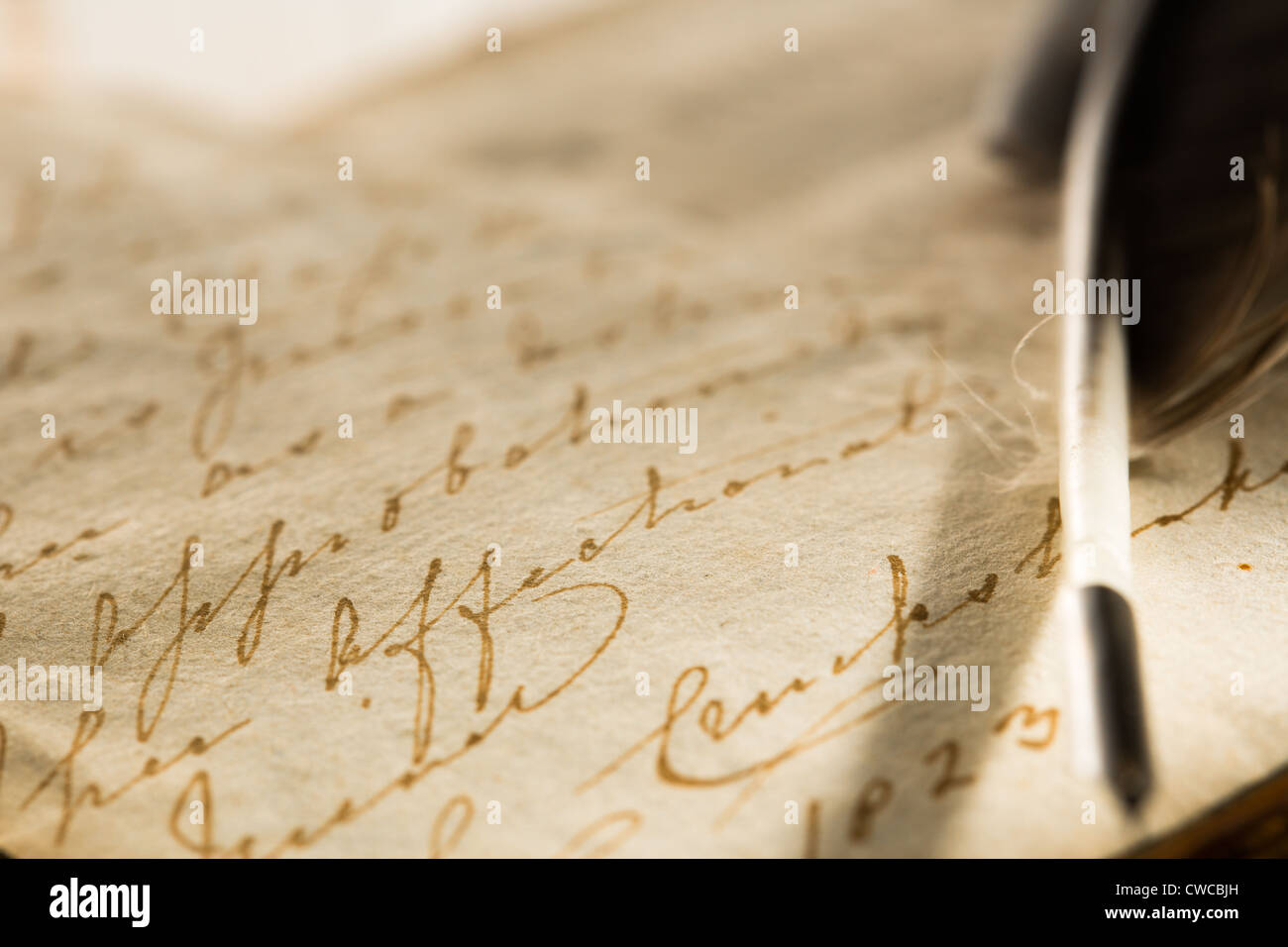 Vieux livre avec stylo plume Banque D'Images