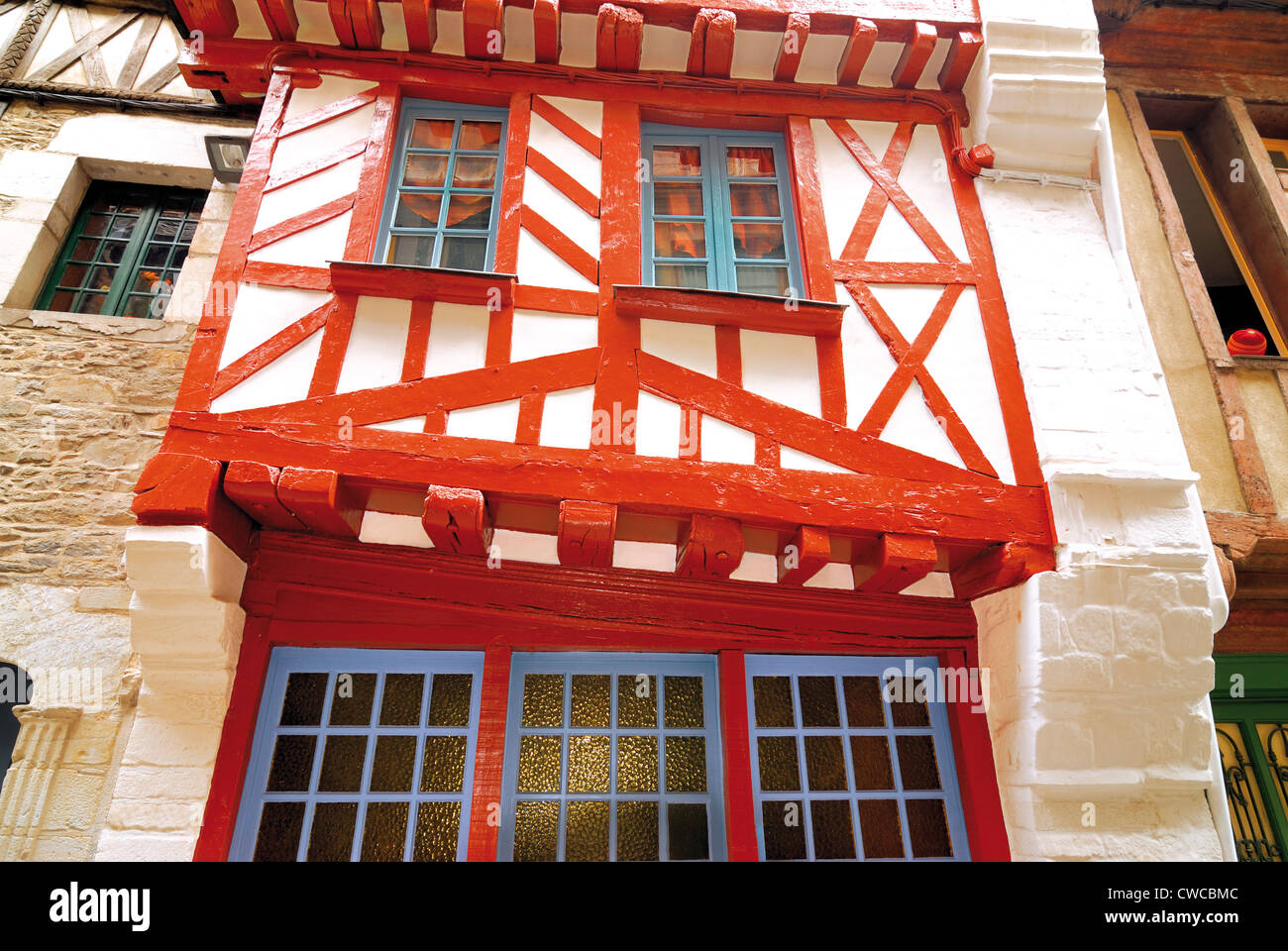 France, Bretagne : balcon d'une maison à colombages historique à Vitré Banque D'Images