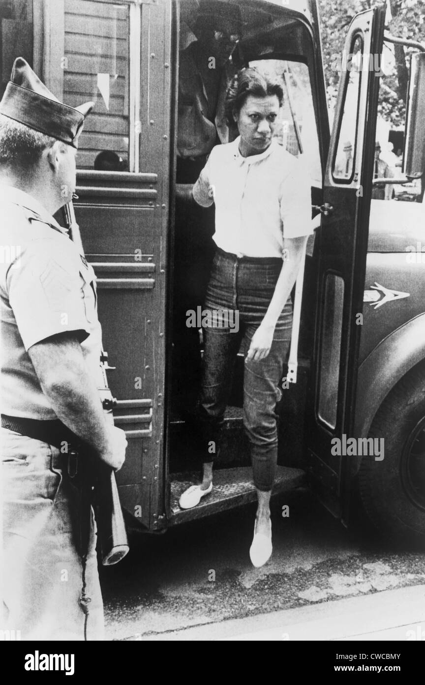 Gloria Richardson, arrivant à la cour dans un bus de la Garde nationale. La présidente de la Cambridge, Maryland, Action Non-violente Banque D'Images