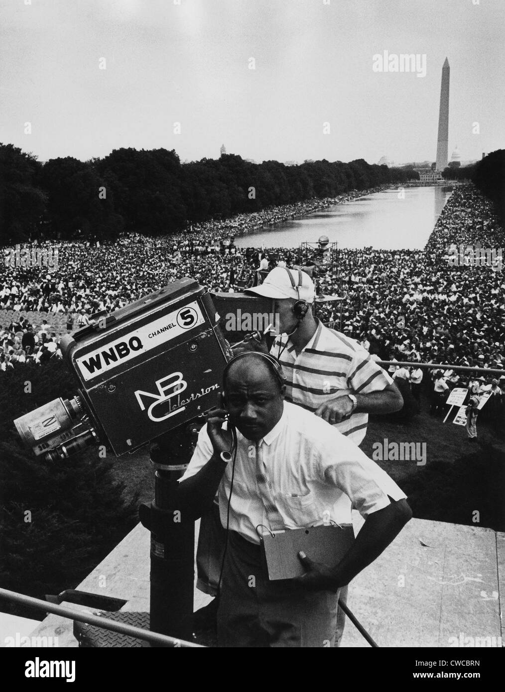 Mars 1963 sur l'État de Washington. Équipe de télévision NBC avec Washington Monument et foule en arrière-plan. Le 28 août, 1963 Banque D'Images