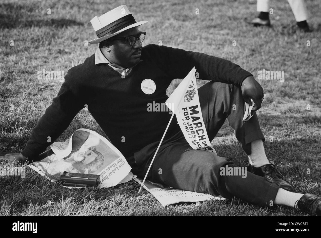 Mars 1963 sur l'État de Washington. Un homme marcher détente sur l'herbe de la Capitol Mall. Le 28 août 1963. Banque D'Images