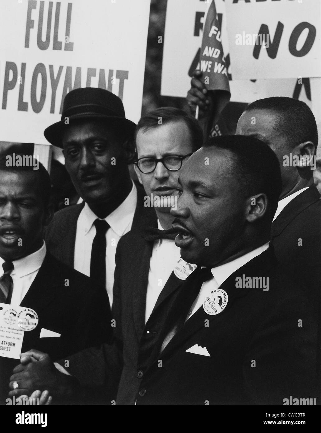 Mars 1963 sur l'État de Washington. Martin Luther King et d'autres dirigeants de la marche en chantant sur les marches du Lincoln Memorial. Aug. Banque D'Images