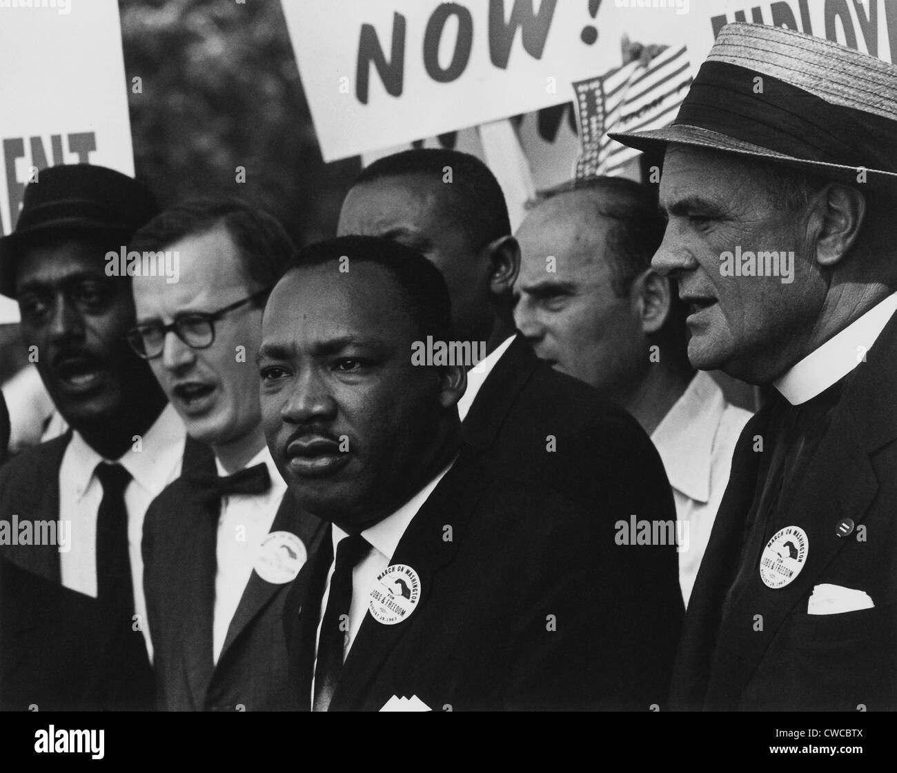 Mars 1963 sur l'État de Washington. Martin Luther King et d'autres dirigeants de la marche en chantant sur les marches du Lincoln Memorial. Aug. Banque D'Images
