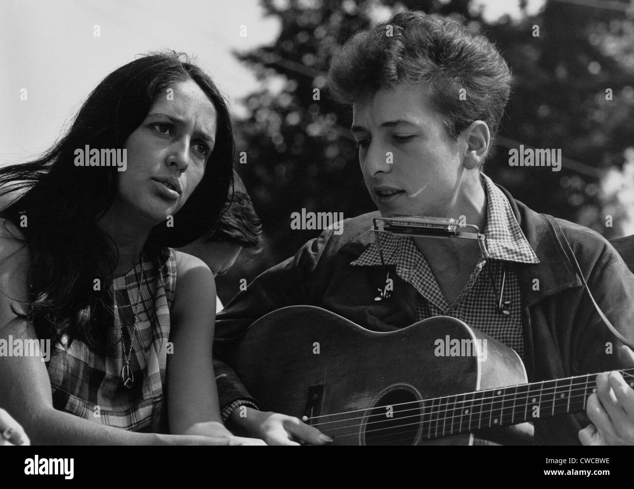 Chanteurs Folk Joan Baez et Bob Dylan chanter au 1963 manifestation sur l'État de Washington. Le 28 août 1963. Banque D'Images