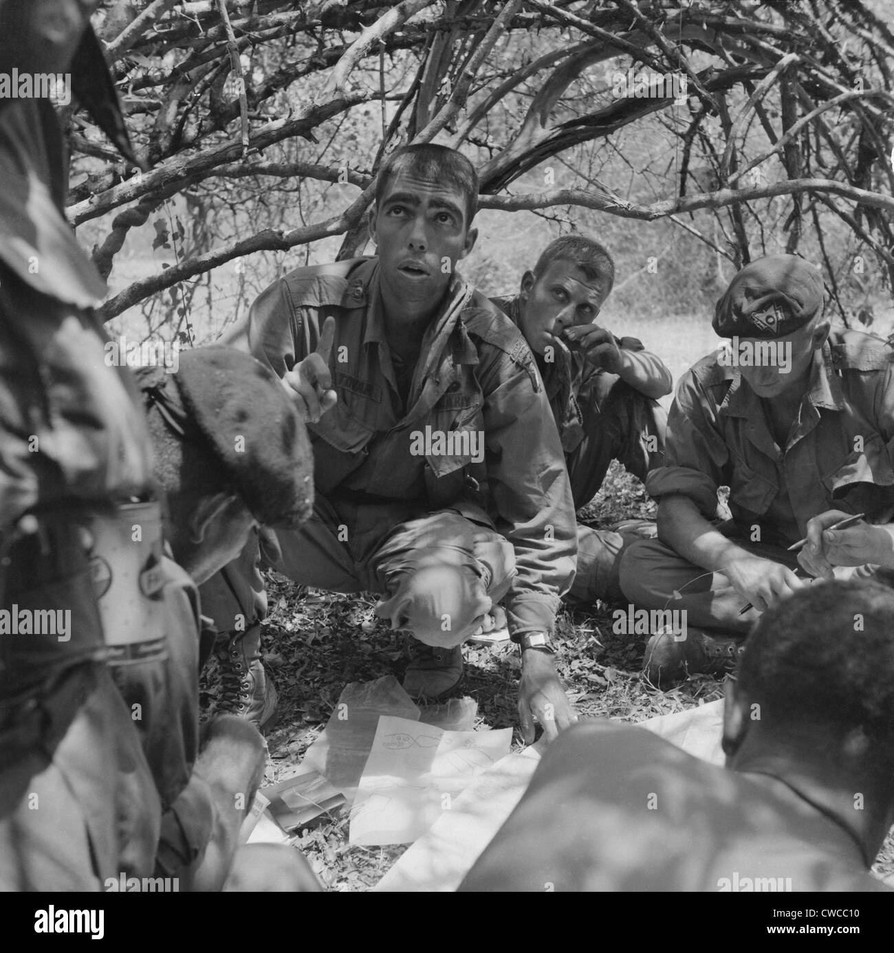 Guerre du Vietnam. Un premier lieutenant de l'Armée de terre Recondos nous donne des instructions à ses chefs à Phan Rang, Sud Vietnam. Banque D'Images