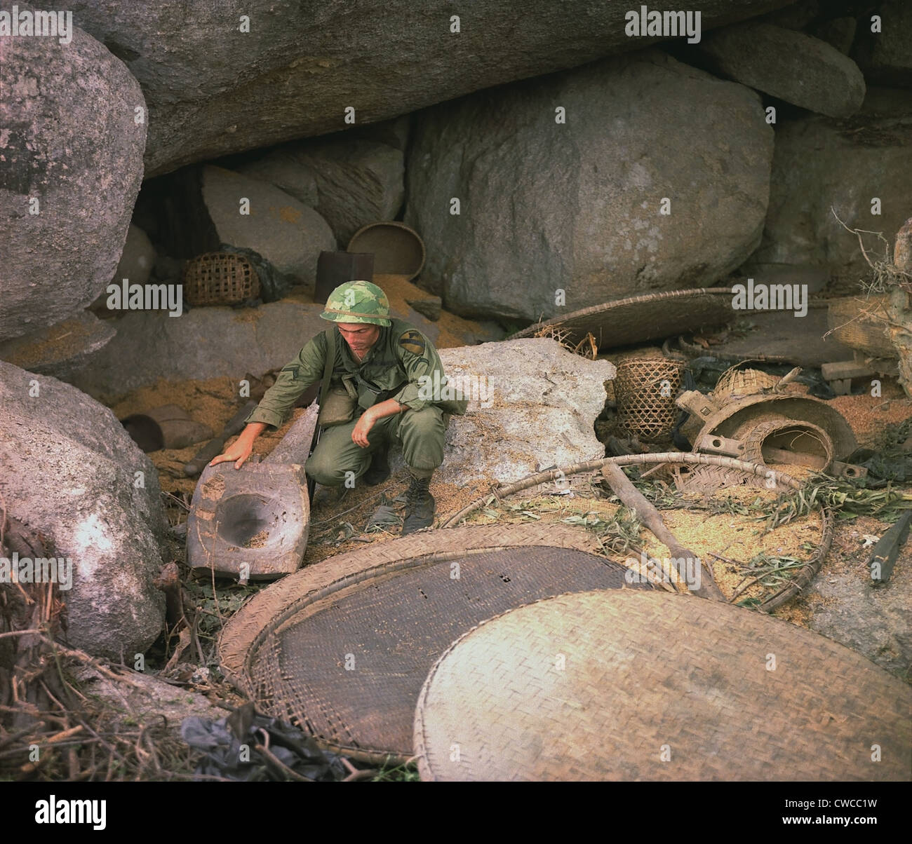 Guerre du Vietnam. US Army infantryman, recherche un détruit Viet Cong dans la grotte d'une vallée Lao pendant l'opération Pershing. Banque D'Images