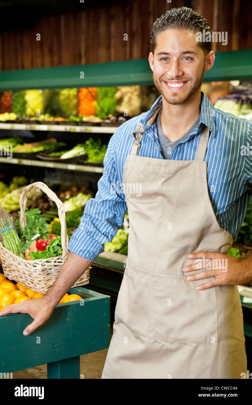 Beau jeune vendeuse debout près de stall in supermarket Banque D'Images