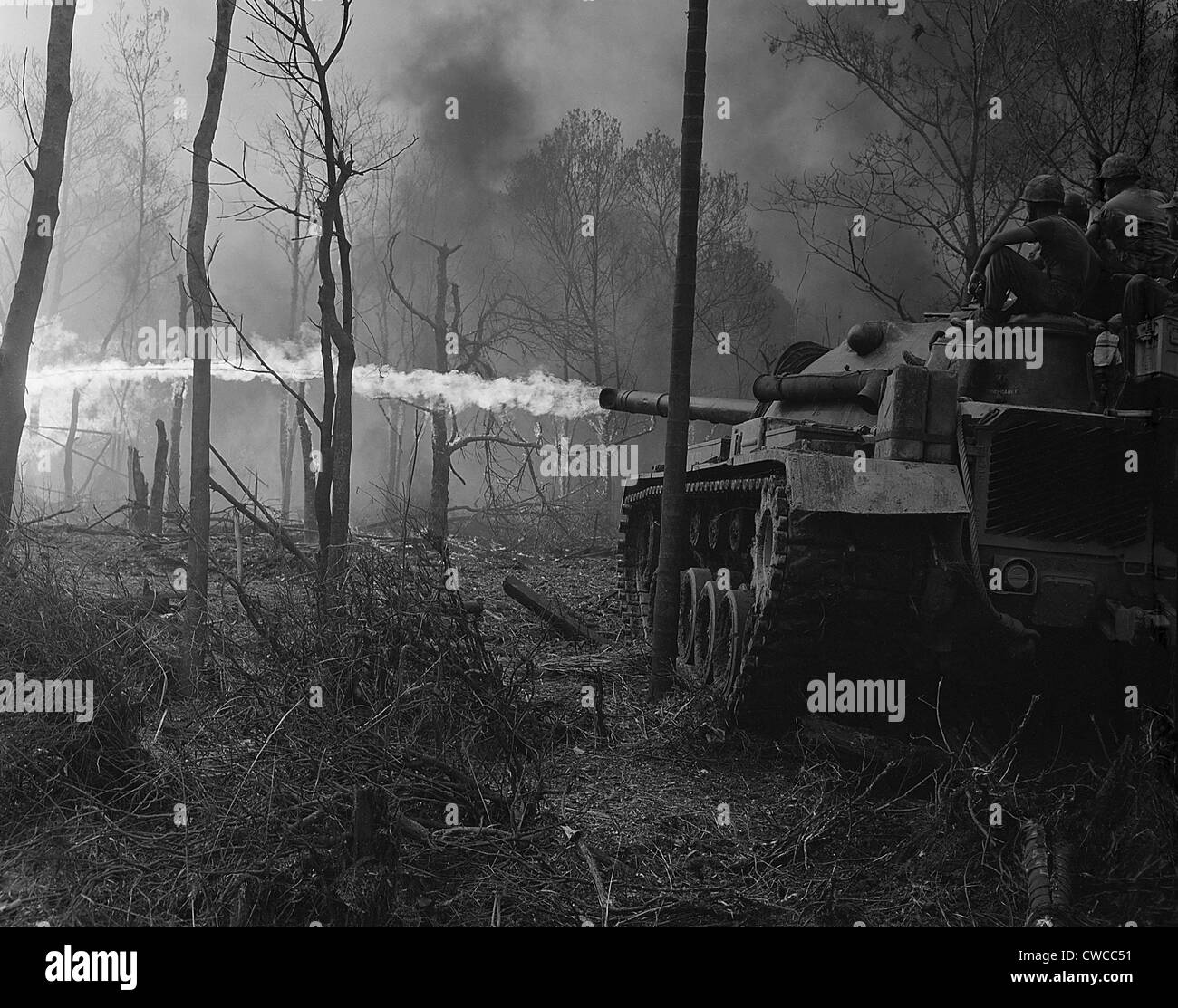 Guerre du Vietnam. Les réservoirs de la flamme de l'US Marine burn 'non-name Village' pendant près de Binh fils dans la province de Quang Ngai. 1969. Banque D'Images