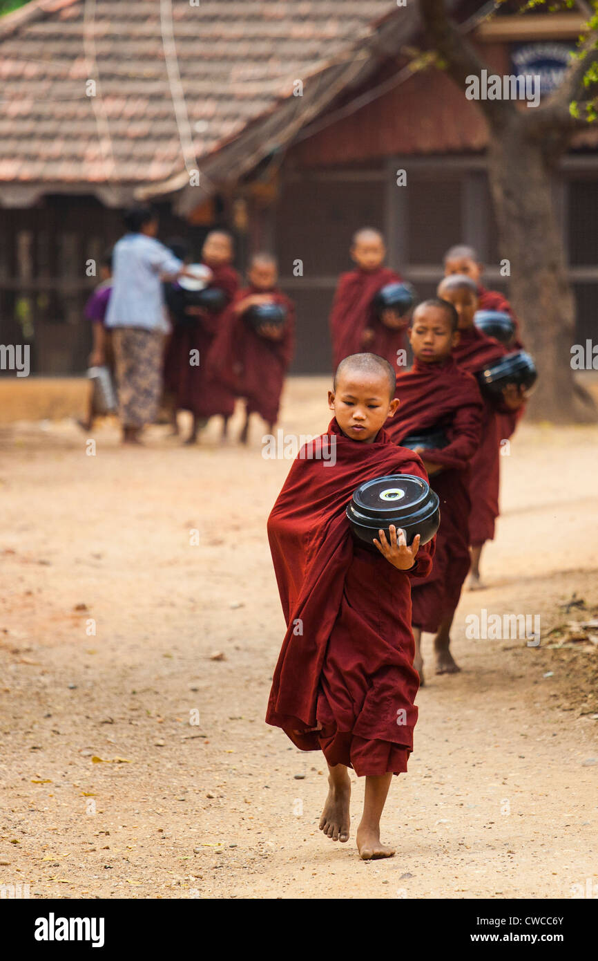 Des moines bouddhistes à Bagan, Myanmar Banque D'Images