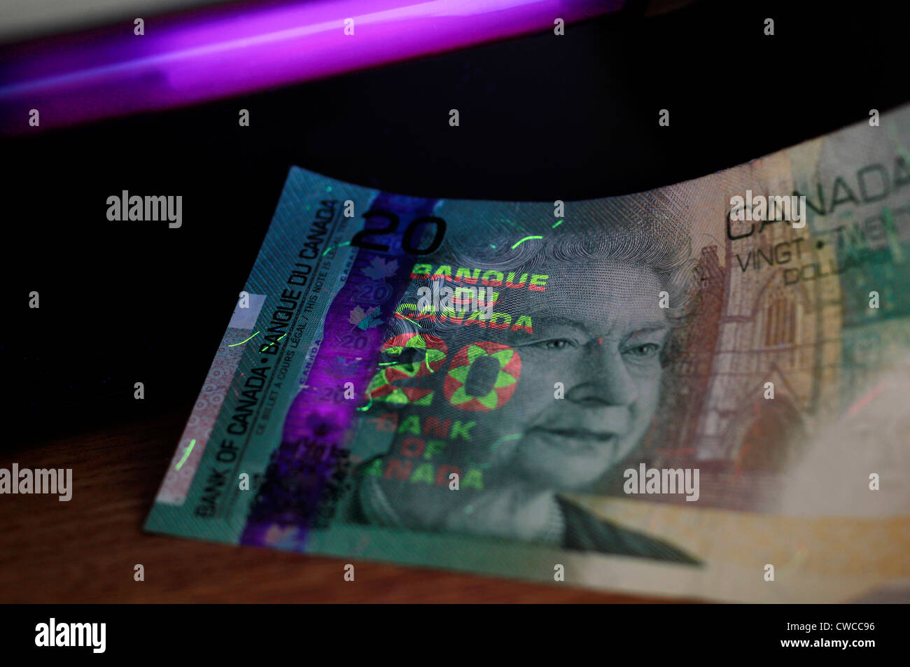 Contrôle de Canadiens 20 dollar bill sous lumière UV Banque D'Images