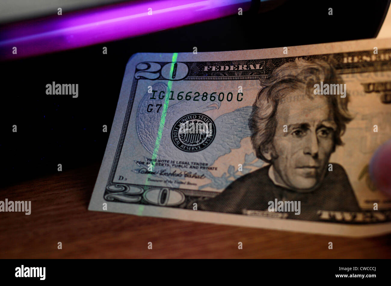 Nous contrôle 20 dollar bill sous lumière UV Banque D'Images