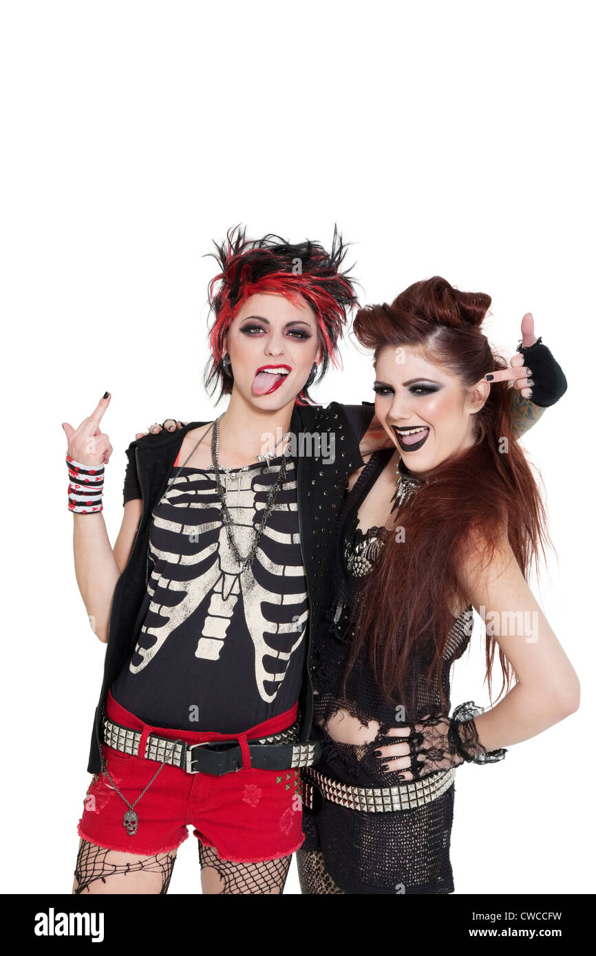 Femmes punk arrogant montrant doigt moyen sur fond blanc Banque D'Images