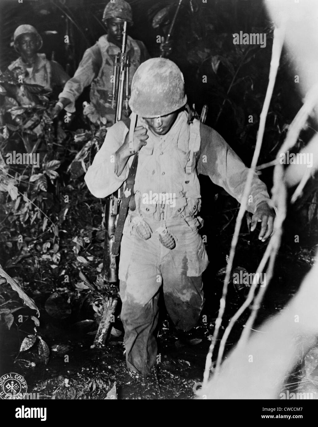 Premier africain-américain à l'unité d'infanterie voir l'action dans la seconde guerre mondiale. Des soldats de la 93e Division d'infanterie, en patrouille dans la jungle Banque D'Images