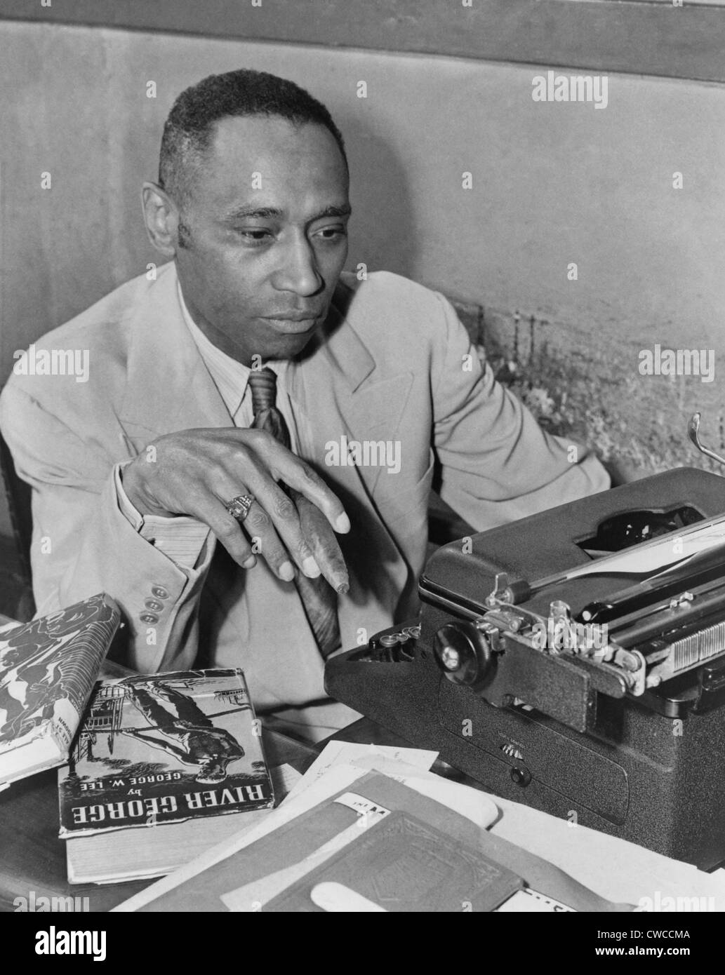 Auteur afro-américain George Washington Lee. Il pose avec son roman '1937' sur la rivière George, un jeune africain-américain Banque D'Images