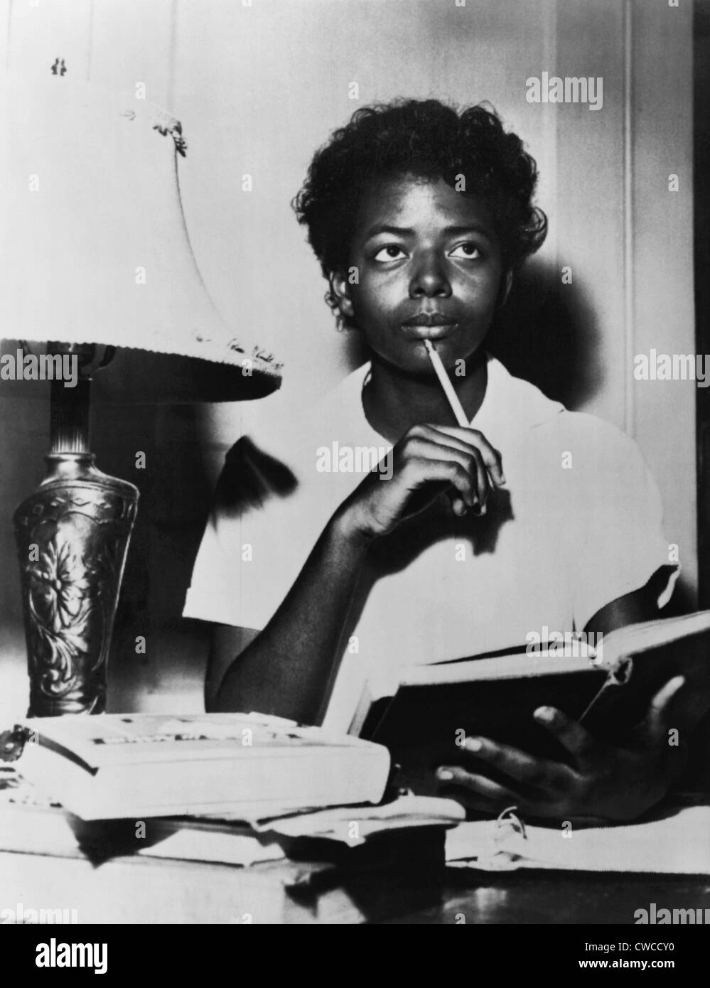 Elizabeth Eckford études à la maison après avoir été détourné de Central High School de Little Rock, Arkansas par National Banque D'Images