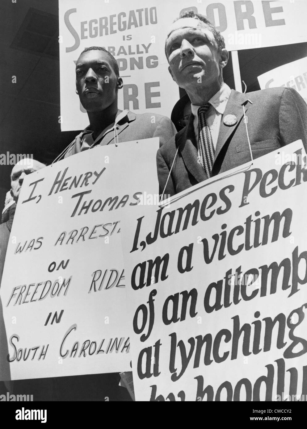 Freedom Riders James Peck, tête bandée, avec Henry Thomas, chacun portant une pancarte, le piquetage à l'extérieur du port de la ville de New York Banque D'Images