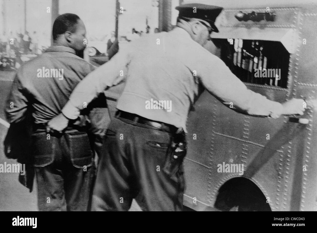 Agent de police saisissant Martin Luther King par le siège de son pantalon pour lui, emprisonnant la tête d'une ségrégation anti-mars. Banque D'Images