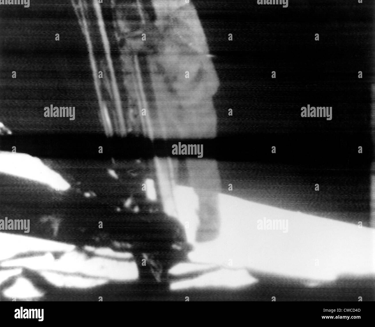 Un petit pas pour l'homme, un pas de géant pour l'humanité. Neil Armstrong sort du module lunaire Eagle à la surface de la Lune. Banque D'Images
