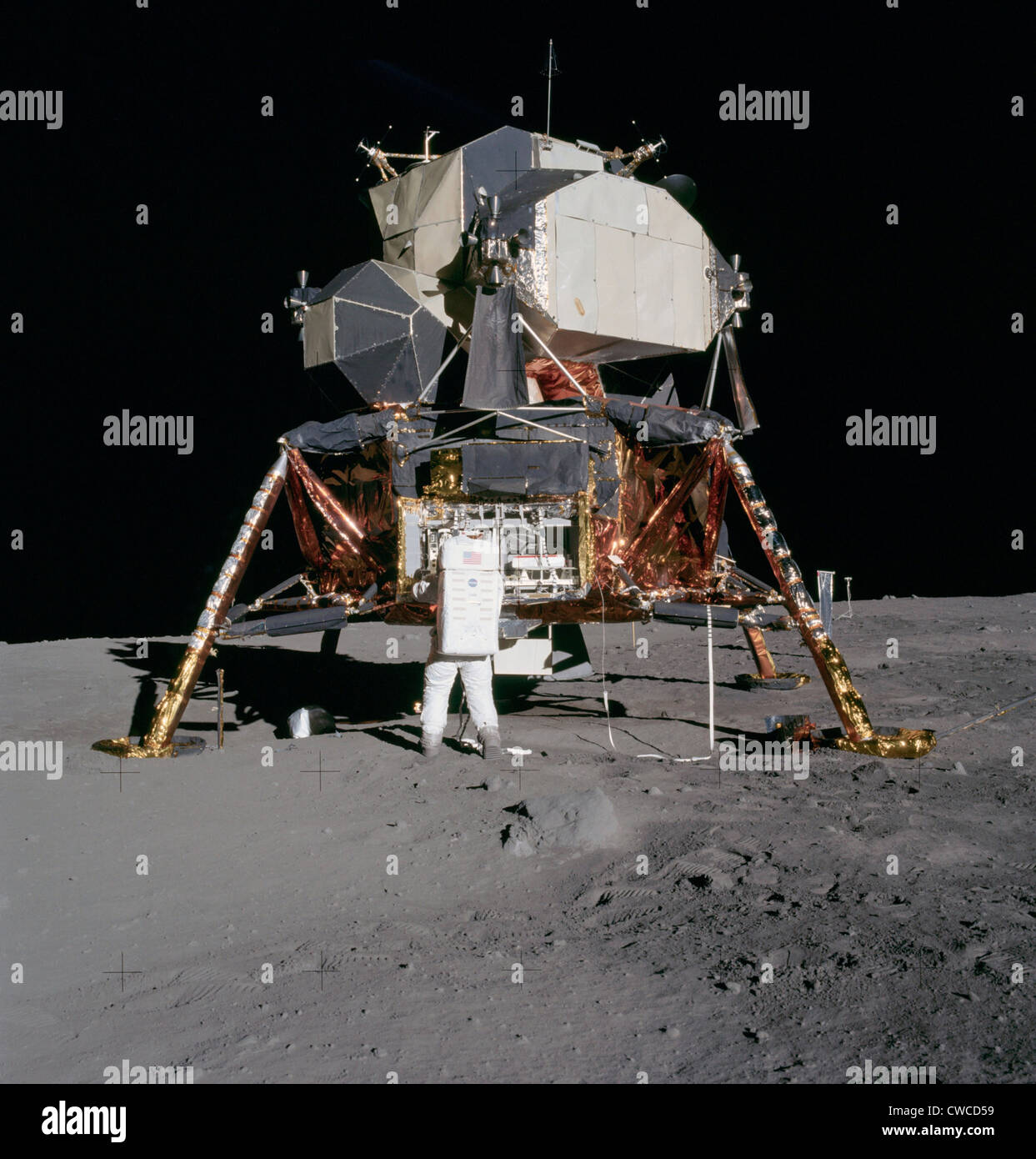 Apollo 11 Lunar Module sur la surface de la Lune. L'astronaute Edwin Aldrin installés tous les expériences scientifiques. Le 20 juillet 1969. Banque D'Images