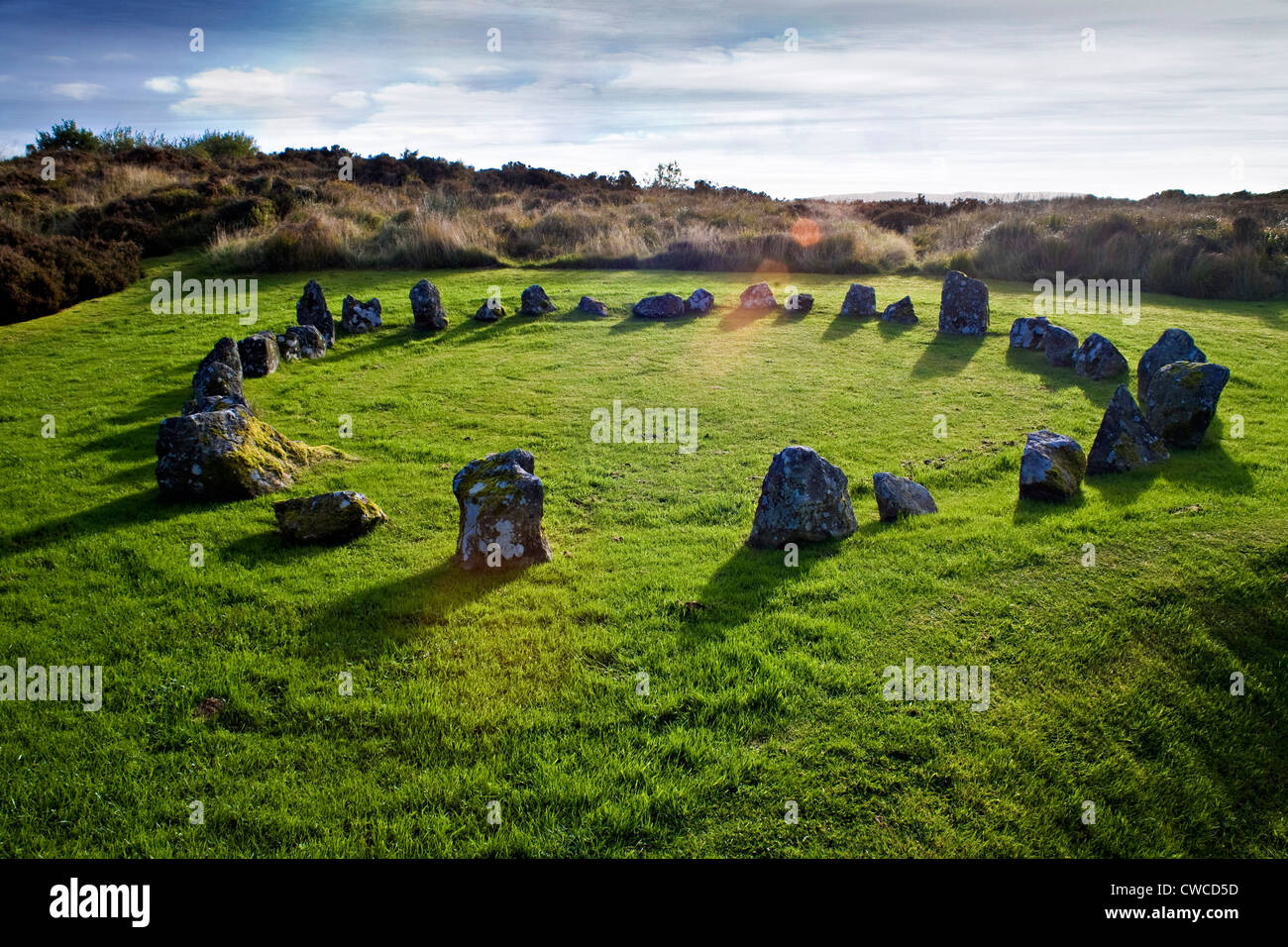 Stone Circle, au coucher du soleil avec une torche ; quartier calme et paisible, un lieu de culte historique dans l'Irlande rurale Banque D'Images