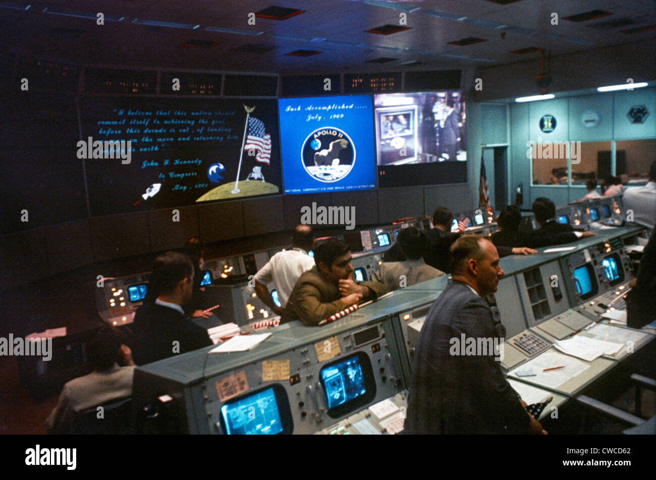 Contrôle de mission de la NASA au cours de la mission lunaire Apollo 11. Surveille le président Richard Nixon Afficher le message d'astronautes à bord de la Banque D'Images