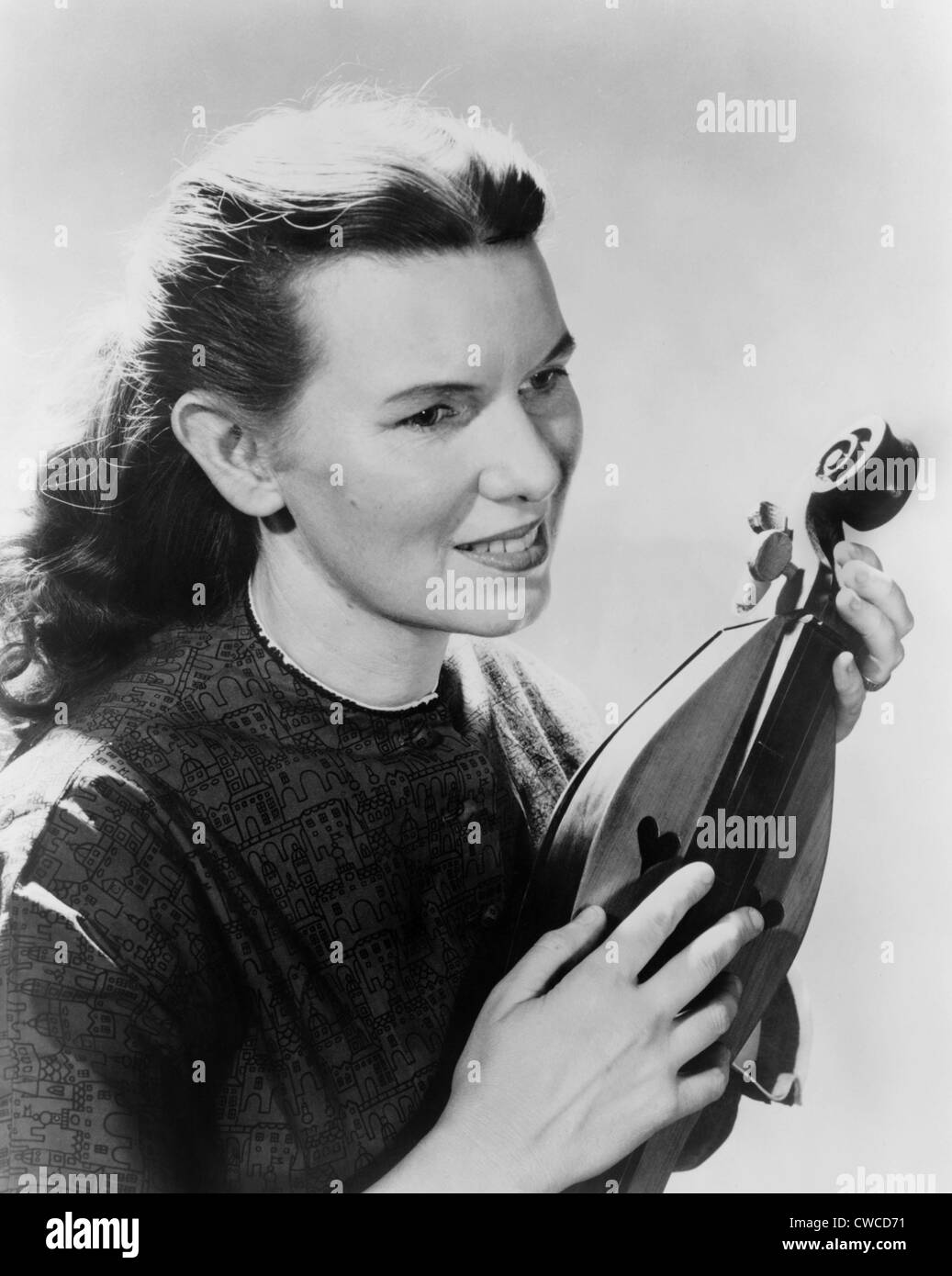 Folk-singer, Jean Ritchie, tenant un dulcimer des Appalaches, un instrument qu'elle a popularisé dans les années 1950 et 1960. Banque D'Images