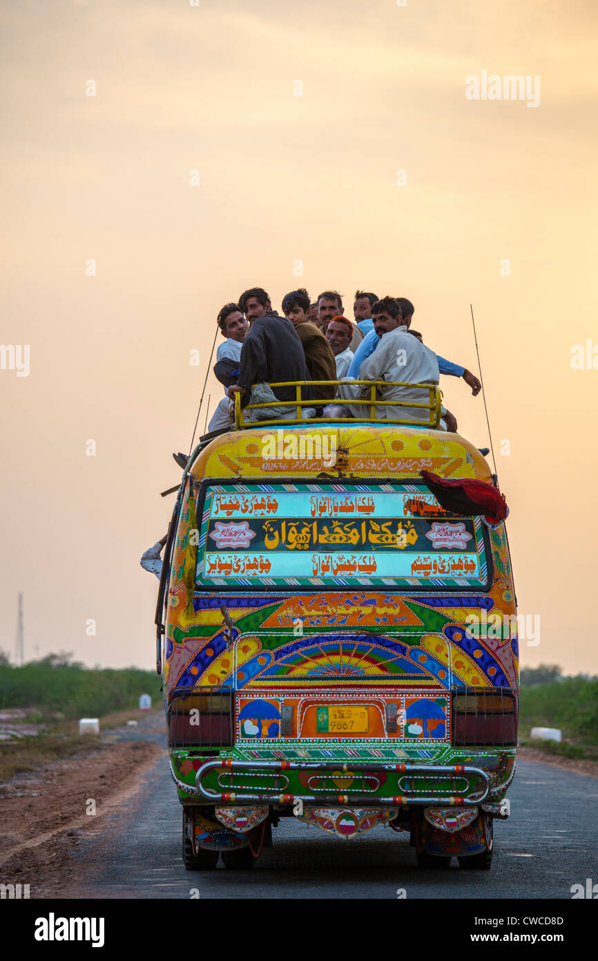 Bus longue distance en milieu rural de la Province de Punjab, Pakistan Banque D'Images
