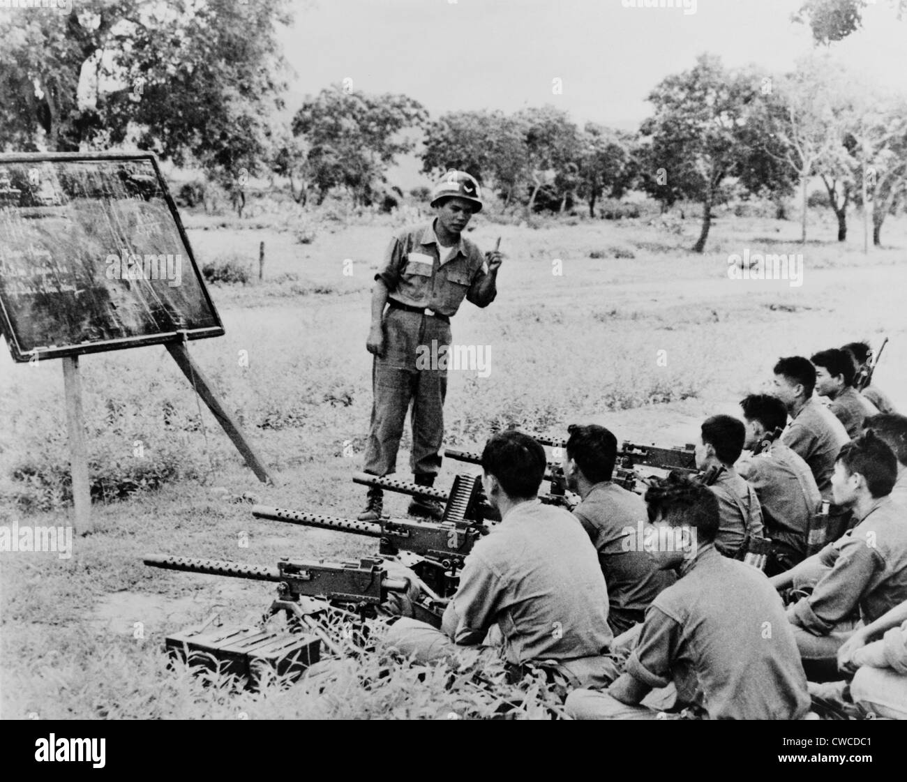Les troupes de la Garde civile vietnamienne qui reçoivent une formation sur l'utilisation de mitrailleuse Browning en chanson Mao, le Vietnam. 1963. Banque D'Images