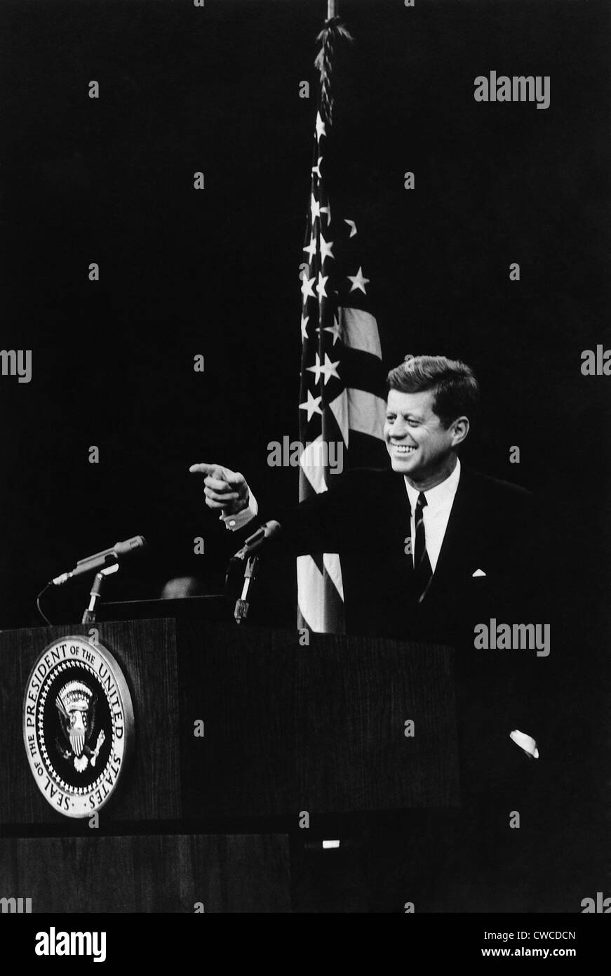 Le président Kennedy se dirigeant à un journaliste lors d'une conférence de presse. 1961-1963. Banque D'Images