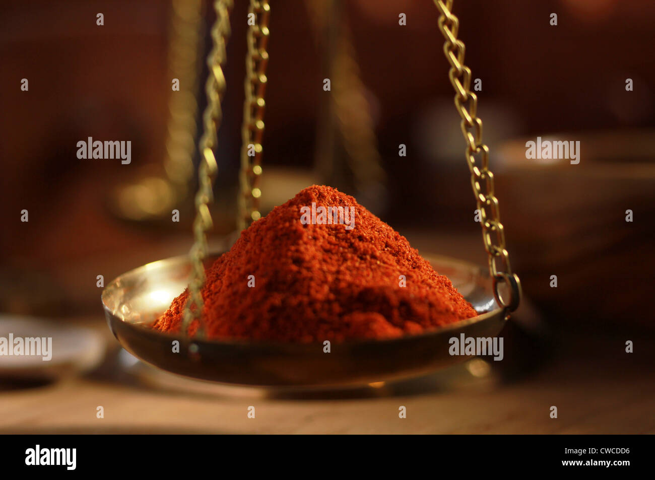 Le poivre de Cayenne dans une balance Banque D'Images