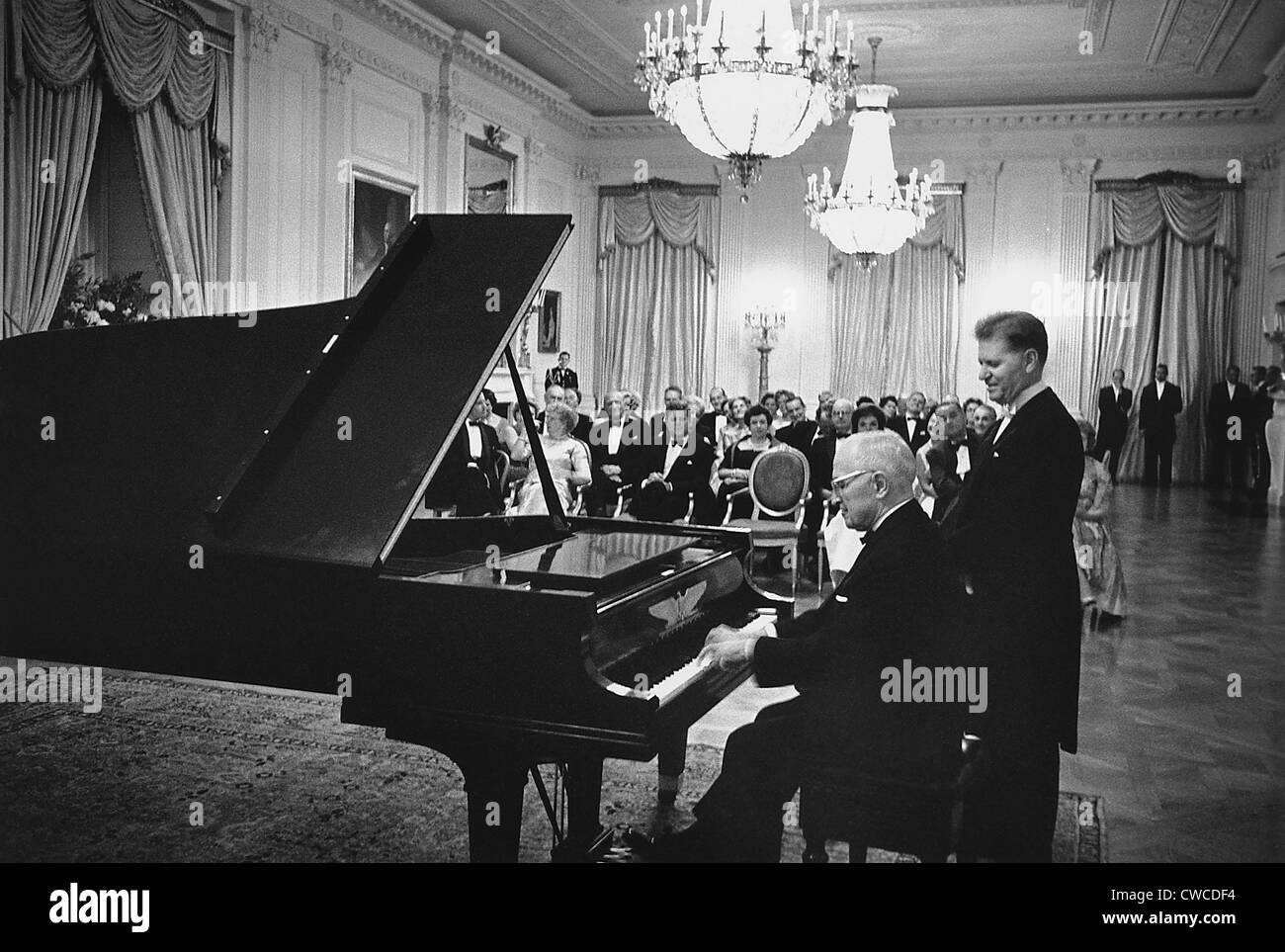 L'ancien président Truman joue le piano de la Maison Blanche à l'Est Prix comme maître pianiste Eugene List attend son tour. Dans l Banque D'Images
