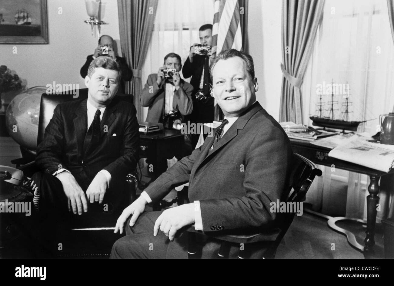 Le président John F. Kennedy et Willy Brandt Maire de Berlin Ouest à la Maison Blanche le 13 mars 1961. Après la construction de la Banque D'Images