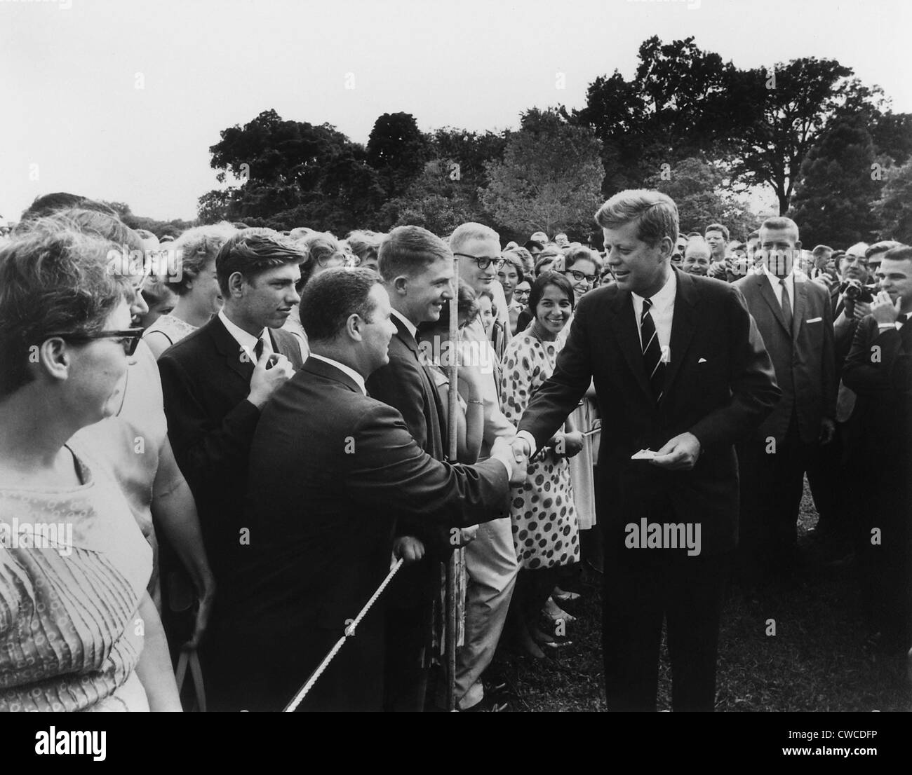 Le président John Kennedy se réunit avec l'un des premiers groupes de volontaires du Corps de la paix. Pelouse de la Maison Blanche, le 11 août, 1961. Banque D'Images