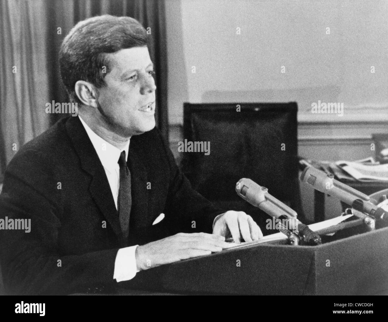 Le président John F. Kennedy nous annonçant la création d'un blocus naval contre Cuba, au cours de la crise des missiles. Le 22 octobre Banque D'Images