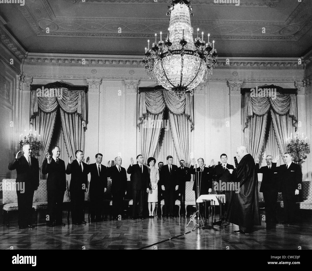 Cérémonie d'assermentation du Cabinet du Président Kennedy. 27 janvier, 1961. Le juge en chef Warren Earl administre serment à (L-R) Dean Banque D'Images