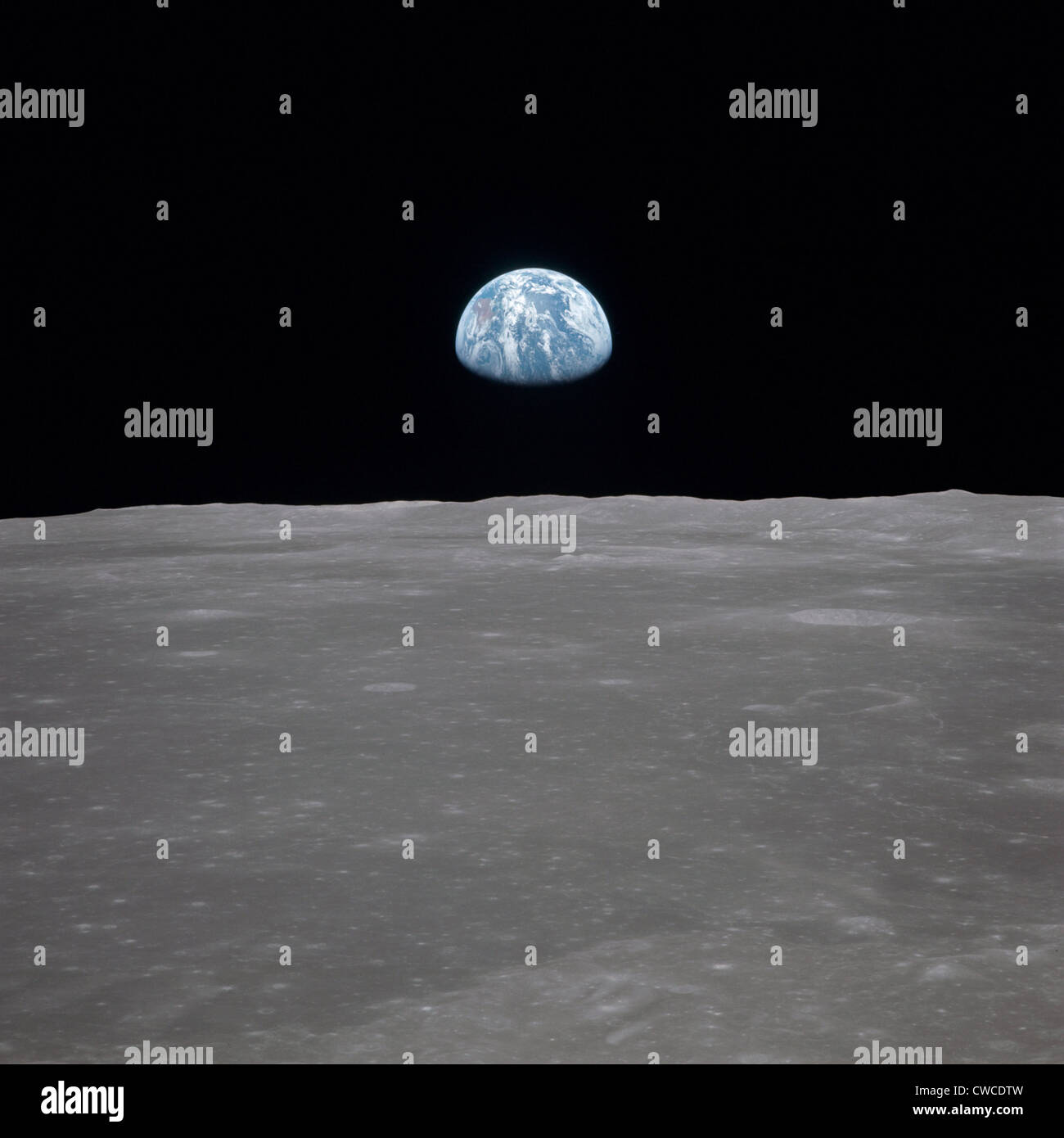 Apollo 11 se lever sur la terre la lune. La masse de l'horizon dans la Mare Smythii Région de la Lune. 7 L'image d'une séquence de la NASA Banque D'Images