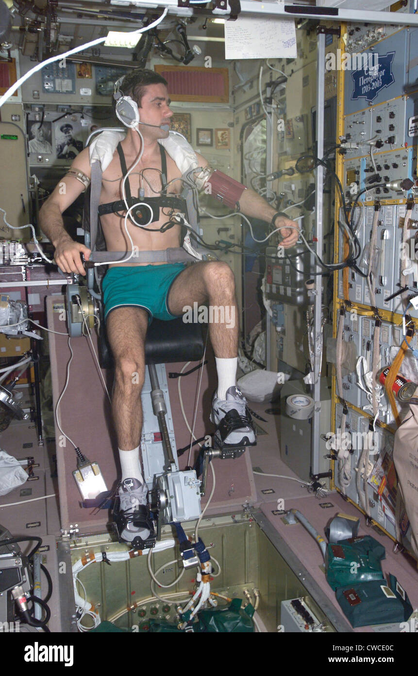 Dans l'espace de travail. Le cosmonaute Youri Malenchenko exerçant sur la Station spatiale internationale. Au cours de cette mission, il a passé 6 Banque D'Images