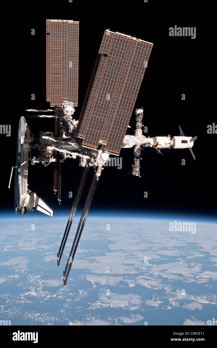 La navette spatiale Endeavour amarrée à la Station spatiale internationale. Photo prise à partir d'un départ de Soyouz, dont l'équipage Banque D'Images
