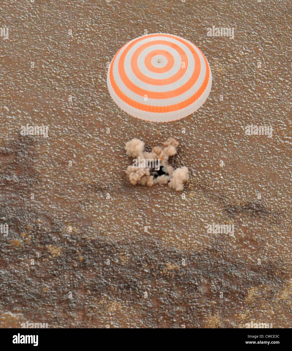 Le vaisseau spatial Soyouz transportant des terres de l'équipage de la Station spatiale internationale au Kazakhstan. L'équipage Expedition 25, les astronautes de la NASA Doug Banque D'Images