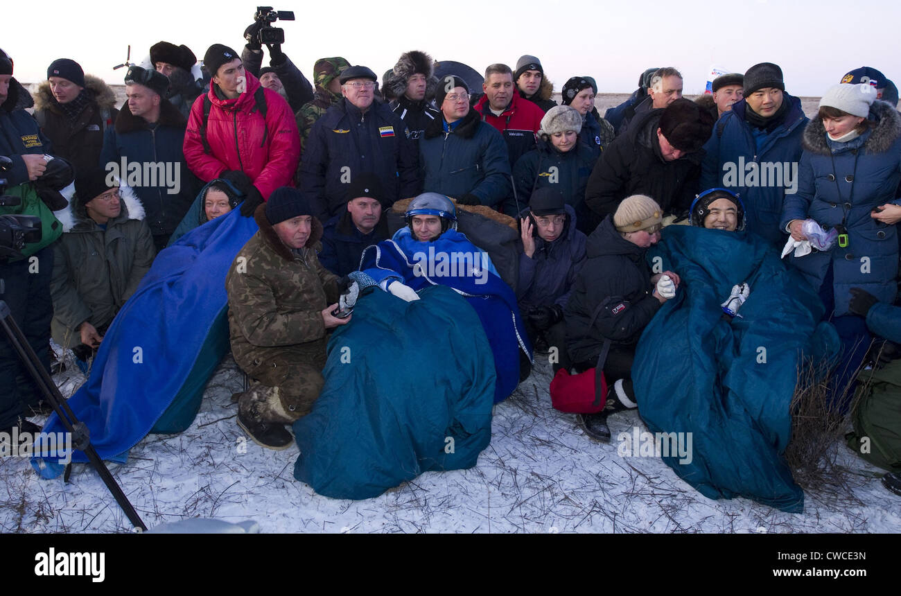 Après cinq mois dans l'espace, des voyageurs de l'espace s'en préside la capsule Soyouz TMA-02M après leur arrivée au Kazakhstan. L Banque D'Images