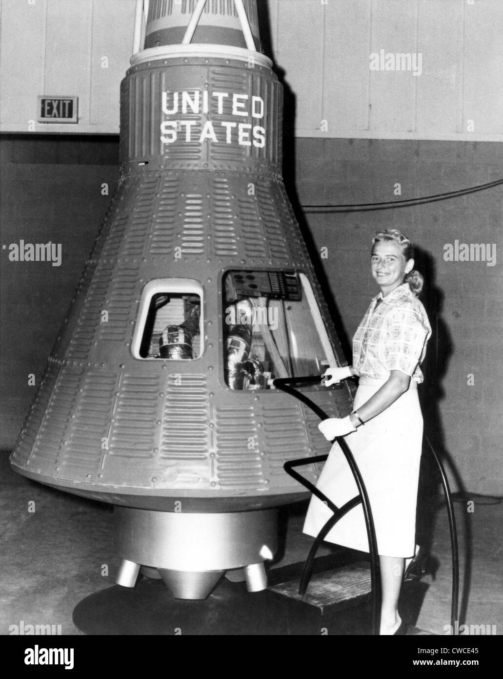 Les stagiaires de l'astronaute Cobb Jerrie se tient à côté d'un vaisseau spatial Mercury capsule. Cobb a réussi tous les exercices de formation, classement dans Banque D'Images