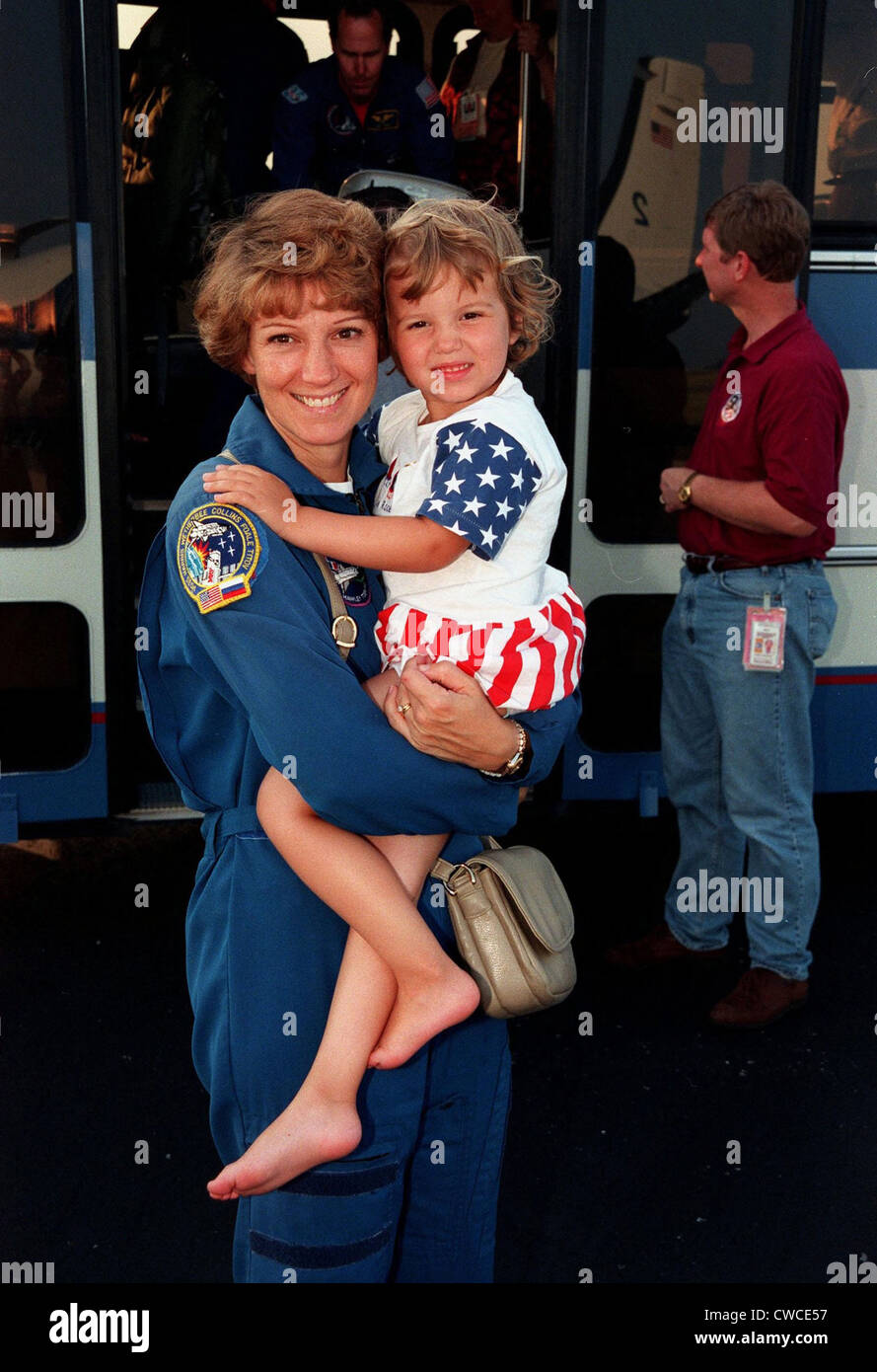 Commandant Eileen Collins et sa fille, Bridget Youngs, suite à l'achèvement de la mission de la navette spatiale 95. 28 juillet, Banque D'Images