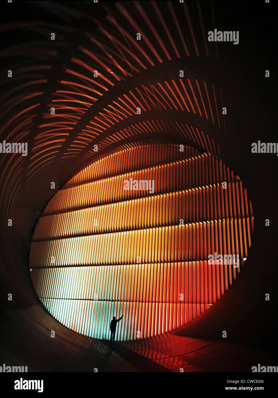 Un technicien de la NASA est éclipsé par les portes de la soufflerie transsonique au NASA Langley Research Center, Hampton, Virginie. 1996. Banque D'Images